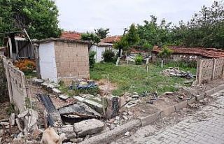 Otomobil evin bahçe duvarına çarptı