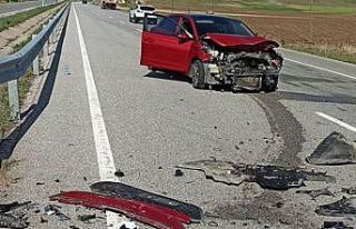 Otomobil tıra arkadan çarptı : 3 yaralı