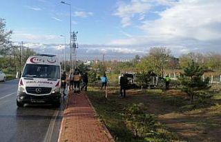 Otomobil yan yattı, sürücü yara almadan kurtuldu