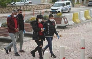 Otomobilde poşet poşet uyuşturucu ele geçirildi