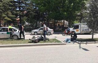 Otomobilin çarptığı elektrikli bisiklet sürücüsü...