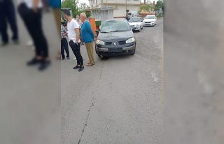 Otomobilin çarptığı motosikletteki 2 kişi yola...