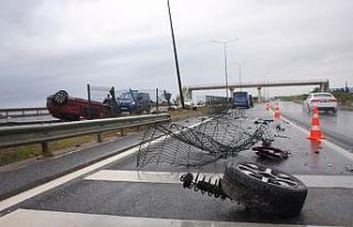 Otomobilin takla attığı karayolu savaş alanına...