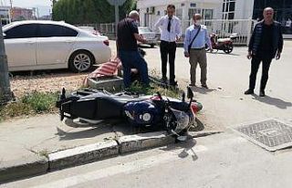 Otomobille çarpışan motosikletli yaralandı