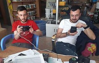 Oyun tutkunu gençler cep telefonlarına fan taktı