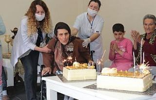 (Özel) Evlat özlemini türküyle dile getirdi