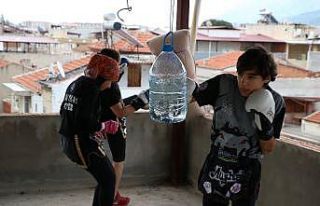 (Özel haber) Ev çatısında pet şişe ve yastıkla...