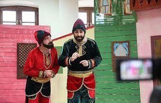 (Özel) Hacivat ile Karagöz oyunu sokağa çıkma...