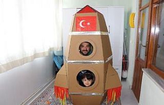 (Özel) Kızı evde sıkılmasın diye balkonu uzay...