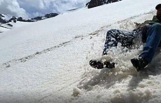 (Özel) Mayıs ayında poşetle kızak keyfi