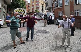 (Özel) Muhtardan 65 yaş üstü vatandaşlara davullu...