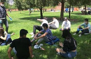 (Özel) Polisten gitar çalan gençlere: “Maskeyi...