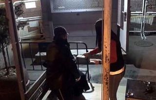 (Özel) Türk polisinden yabancı uyruklu hamile kadına...