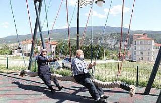 (Özel) Yaşlı karı-koca parkta sallanarak eğlendi