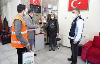 Palandöken Belediyesi berber ve kuaförleri dezenfekte...