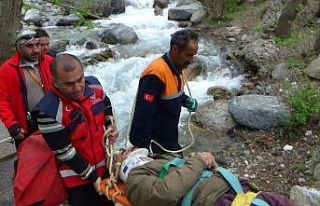 Pancar toplarken ayağı kırılan vatandaş dağda...