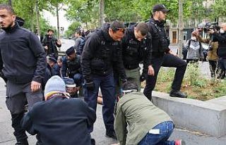Paris’te 1 Mayıs’ı kutlayan bir Kürt gruba...