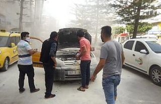 Park halindeki taksi alev aldı