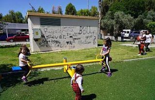 Parka koşan çocuklara oyuncak dağıtıldı