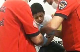 Parmağına civata sıkıştı