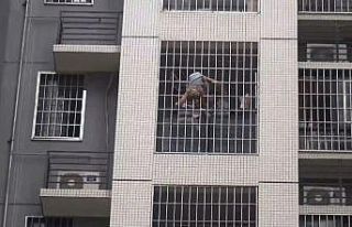 Pencere korkuluklarına sıkışan çocuğu kurtarma...