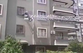 Pencereye sıkışan güvercin kurtarıldı