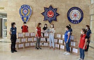 Polis eşlerinden gece görevindeki polislere ikram