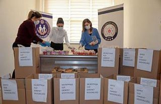 Polis eşlerinin hazırladığı el emeği ürünler...