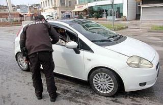 Polis her aracı kontrol ediyor