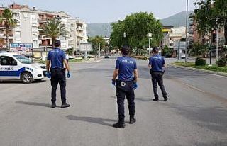 Polis, kısıtlamaya uymayanlara ceza uyguluyor