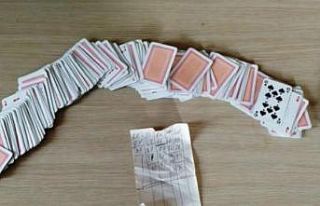 Polisi karşılarında görünce kumar kağıtlarını...