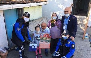 Polisler kapı kapı dolaşıp çocuklara kitap dağıttı
