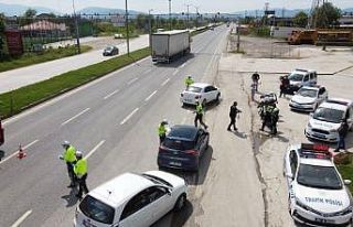 Polisler Trafik Haftası’nda sürücülere kolonya...