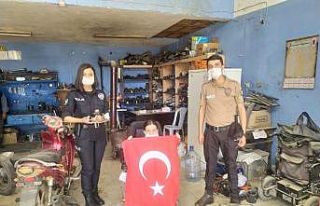 Polislerden engelli kıza kutlama