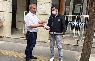 Polislerden vatandaşlara maske dağıtımı yapılıyor