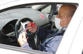 Polisten çocuklara kırmızı düdük