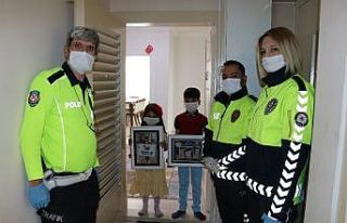 Polisten Ravza ve Kaan kardeşlere sürpriz