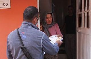 PTT görevlileri ev ev maske dağıtıyor