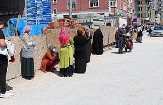 PTT önünde sosyal mesafe kuyruğu