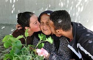 Rayların üzerinde yürüyerek çocukluklarını...