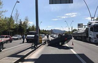 Refüje çarpan otomobil ters döndü: 3 yaralı
