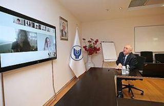 Rektör, öğrencileri ile çevrimiçi platformda...