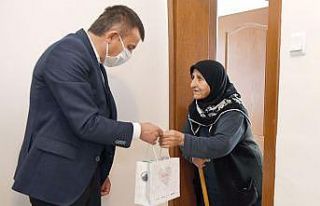 Rengârenk çiçeklerine kavuştu