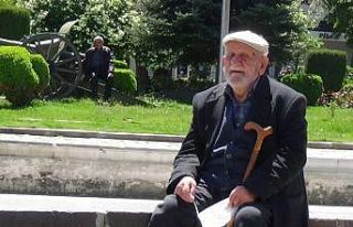 Saat 11.00’de yaşlılar soluğu parklarda aldı