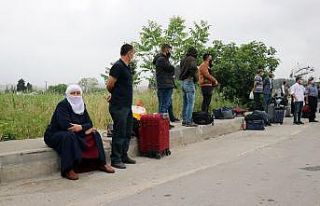 Saatlerce otobüs bekleyen vatandaşlar bilet fiyatlarına...
