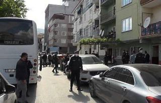 Sabaha karşı yapılan narkotik operasyonuna balkonlardan...