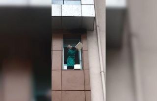 Sağlık çalışanları bu kez kovandan kaçan arılara...