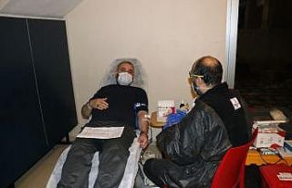 Sağlık çalışanları kan bağışı çağrısına...