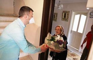 Sağlıkçı kızından sağlıkçı annesine sürpriz...