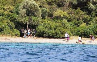 Saklı koyda gizi saklı denize girdiler